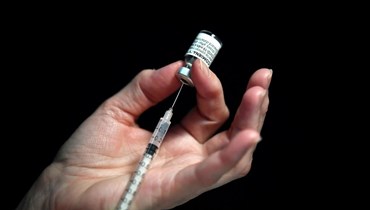 ممرّضة تعدّ حقنة من شركة فايزر-BioNtech Covid-19 اللقاح في التلقيح مركز في Garlan, غرب فرنسا (أ ف ب). 