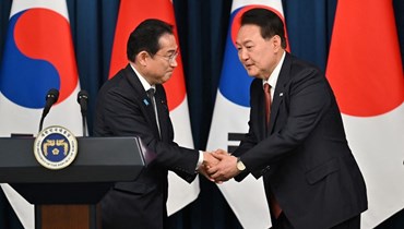مصافحة بين يول (إلى اليمين) وكيشيدا خلال مؤتمر صحافي مشترك بعد اجتماعهما في المقر الرئاسي في سيول (7 أيار 2023، أ ف ب). 