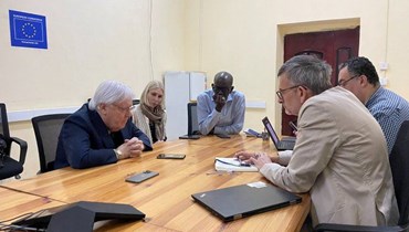 صورة نشرها غريفيث في 3 أيار 2023، مع شرح انه تحدث والممثل الخاص للأمين العام للأمم المتحدة في السودان  فولكر بيرتس (الى اليمين)،  في بورتسودان، الى برهان وحميدتي وقادة المجتمع المدني (تويتر).