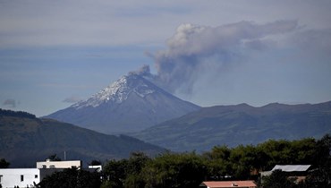  عمود من البخار والغاز يتصاعد من بركان كوتوباكسي كما شوهد من كيتو (أ ف ب). 