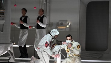 عرض مسرحي فضائي للمخرج جياكومو بوتشيني في أوبرا الباستيل في باريس. (أ ف ب)