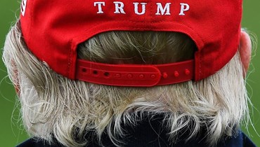 قبعة مكتوب عليها اسم الرئيس الأميركي السابق دونالد ترامب (أ ف ب). 