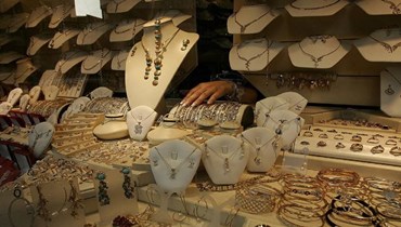 اللبنانيون يستبدلون دولاراتهم بالذهب وشحّ في "الأونصات" و"الليرات"... مليار دولار وأكثر قيمة مبيعات الذهب في 2022 والرقم مرشّح للارتفاع