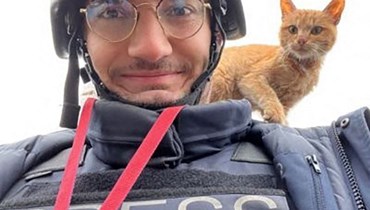 سولدين يلتقط صورة سيلفي مع قطة على كتفه خلال مهمة لوكالة فرانس برس في أوكرانيا (أ ف ب). 