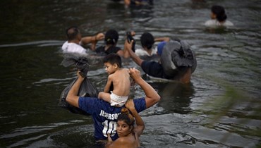 يحاول المهاجرون الوصول إلى الولايات المتحدة عبر ريو غراندي (أ ف ب). 