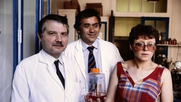 العلماء الفرنسيون الثلاثة في معهد باستور الفرنسي عام 1984 (أ ف ب).