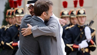 الرئيس الفرنسي إيمانويل ماكرون يستقبل رئيس الإمارات الشيخ محمد بن زايد آل نهيان في قصر الإليزيه، باريس (11 أيار 2023 - أ ف ب).
