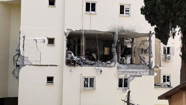 شقة في مبنى وسط إسرائيل تعرضت لأضرار بالغة بعد إصابتها في اليوم السابق بصاروخ أطلق من قطاع غزة (أ ف ب). 