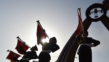 طلاب عسكريون يشاركون في احتفال عند نصب الشعلة الخالدة خلال احتفالات يوم النصر في بيشكيك (9 أيار 2023، أ ف ب). 