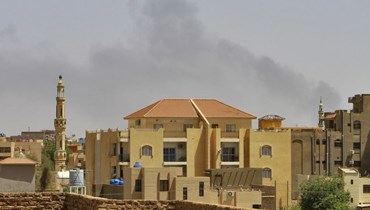 دخان يتصاعد فوق أبنية في الخرطوم مع استمرار القتال (12 أيار 2023، أ ف ب). 