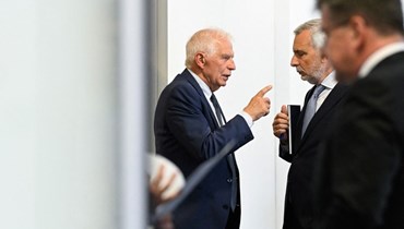 صورة ارشيفية- بوريل (الى اليسار) يكلم أحد المستشارين قبل اجتماع حول بلغراد وبريشتينا في بروكسيل (2 أيار 2023، أ ف ب).