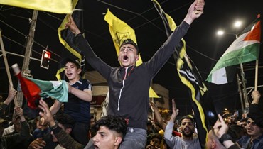 فلسطينيون يحتفلون بعد دخول اتفاق وقف إطلاق النار بين اسرائيل والفصائل الفلسطينية حيّز التنفيذ مساء السبت. (الصورة عن "أ.ف.ب").