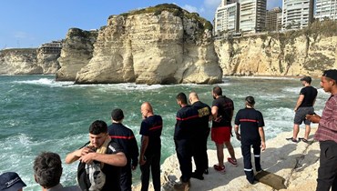 الدفاع المدني في وحدة الإنقاذ البحري عند شاطئ الروشة.