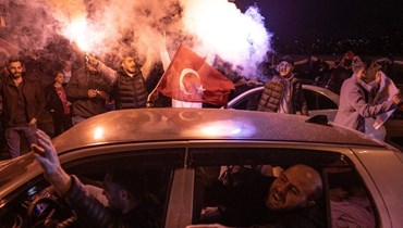 مؤيدو الرئيس التركي رجب طيب أردوغان يطلقون الألعاب النارية في إسطنبول ليل أمس (أ ف ب).