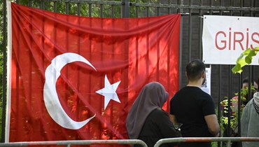 ناخبون أتراك خلال توجههم إلى مركز اقتراع في القنصلية التركية في برلين (9 أيار 2023، أ ف ب).