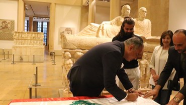 وزير الثقافة محمد وسام المرتضى يوقّع على العلم اللبناني في المتحف الوطني حيث أعلن فتح أبواب المتحف مجاناً أمام اللبنانيين حتى يوم الأحد (حسن عسل).