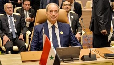 وزير الخارجية السوري فيصل المقداد جالساً على كرسيّ سوريا في اجتماع وزراء الخارجية العرب قبيل القمة العربية في جدة (أ ف ب).