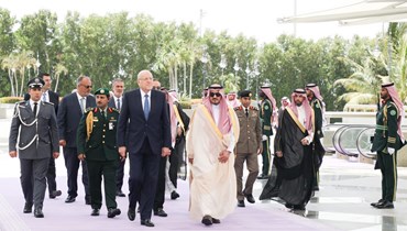 رئيس حكومة تصريف الأعمال نجيب ميقاتي لدى وصوله أمس إلى المملكة العربية السعودية ممثلاً لبنان في القمة العربية اليوم.