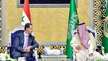 الرئيس السوري بشار الأسد بعد وصوله إلى مدينة جدّة السعودية أمس الخميس (أ ف ب).