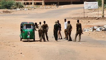 جنود من الجيش السوداني في نقطة تفتيش في الخرطوم (أ ف ب). 