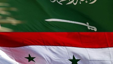  العلم الوطني السعودي في الرياض والعلم الوطني السوري (أ ف ب). 