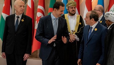 الأسد (في الوسط) يحيي نظيره المصري عبد الفتاح السيسي (إلى اليمين) تحت انظار الرئيس التونسي قيس سعيد (19 أيار 2023، أ ف ب). 