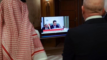متابعة كلمة الرئيس السوري خلال قمة جدّة (أ ف ب). 