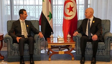 الرئيسان التونسي قيس سعيد – إلى اليمين - والسوري بشار الأسد على هامش القمة العربية في جدة أمس (أ ف ب).