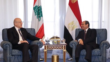 رئيس حكومة تصريف الأعمال نجيب ميقاتي يلتقي الرئيس المصري عبد الفتاح السيسي على هامش القمة العربية في جدة. 