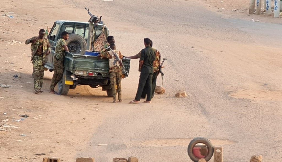 جنود من الجيش السوداني يقفون على طريق مسدود بالطوب في الخرطوم (20 أيار 2023 - أ ف ب).