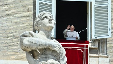 البابا فرنسيس يلوّح من نافذة القصر الرسولي المطل على ساحة القديس بطرس في الفاتيكان خلال صلاة التبشير الملائكي (21 أيار 2023، أ ف ب).