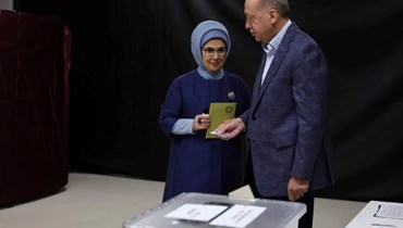 الرئيس التركي رجب طيب أردوغان وعقيلته أمينة يدليان بصوتيهما، 14 أيلول 2023 (أ ب)