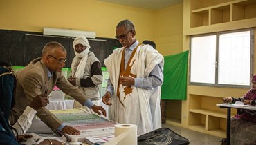 صورة ارشيفية- تصويت في مركز اقتراع في نواكشوط (13 أيار 2023، أ ف ب).