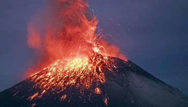 تنبعث المواد المتوهجة والرماد والدخان من بركان بوبوكاتيبيتل، المكسيك ، في 22 مايو 2023 (أ ف ب).  ​