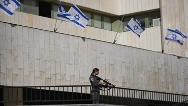 صورة ارشيفية- شرطية اسرائيلية اتخذت موقعها قرب موقع هجوم في القدس (24 نيسان 2023، أ ب). 