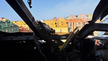 تظهر الصورة ثقباً في سقف مبنى تضرر نتيجة سقوط حطام بعد هجوم ضخم بطائرة بدون طيار  في كييف في 20 أيار 2023 (أ ف ب). 