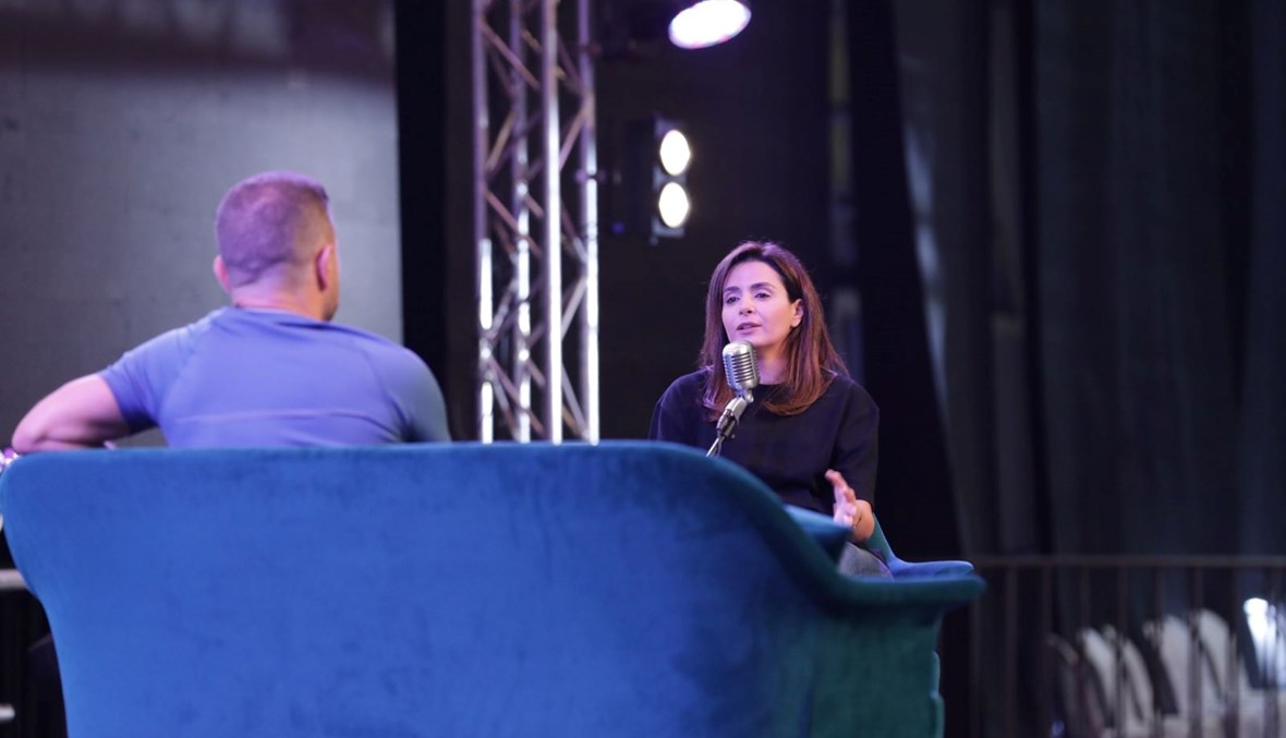 رئيسة "مجموعة النهار الإعلامية" نايلة تويني خلال لقاء ضمن "بودكاست مع نايلة" في "Forum de Beyrouth" (مارك فياض).