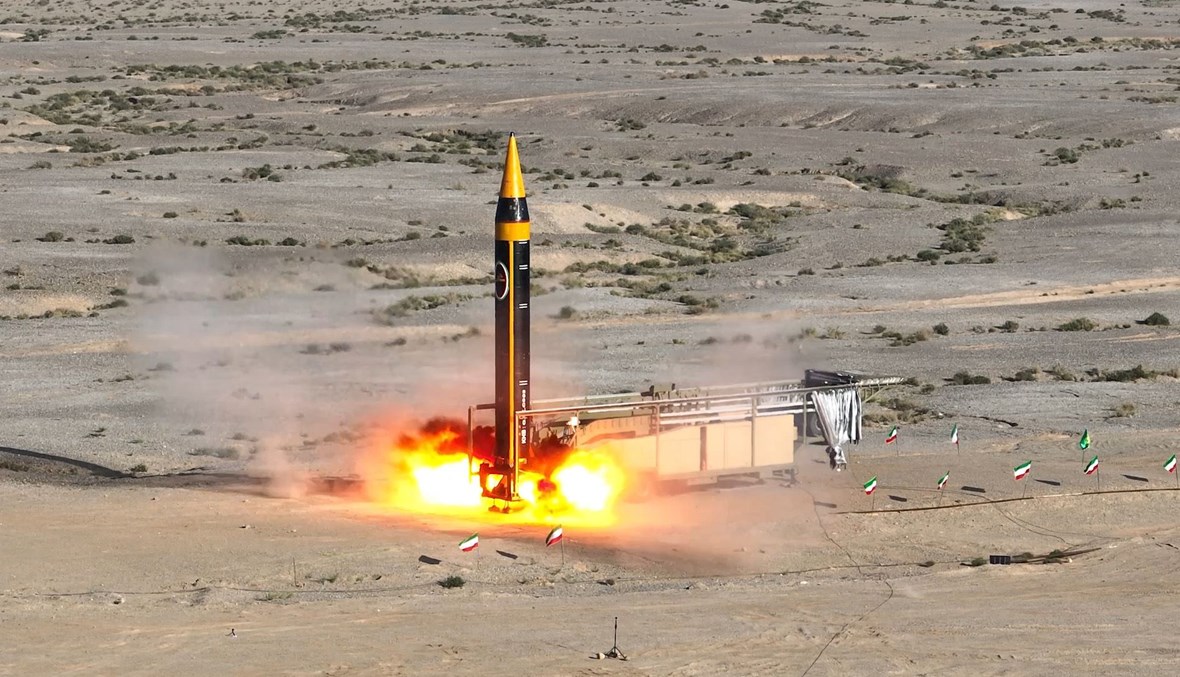 اختبار الجيل الرابع من صاروخ "خرمشهر"، المسمّى "خيبر"، في مكان لم يكشف عنه (25 أيار 2023 - وزارة الدفاع الإيرانية/أ ف ب).