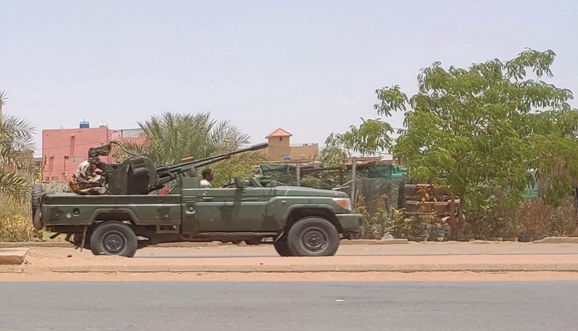 مقاتلون في قوات الدعم السريع يقودون عربة مصفحة في جنوب الخرطوم (25 أيار 2023، ا ف ب). 