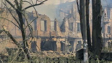 رجال إطفاء يخمدون حريقا في منشأة طبية، موقع هجوم صاروخي، في مدينة دنيبرو (26 أيار 2023، أ ف ب).