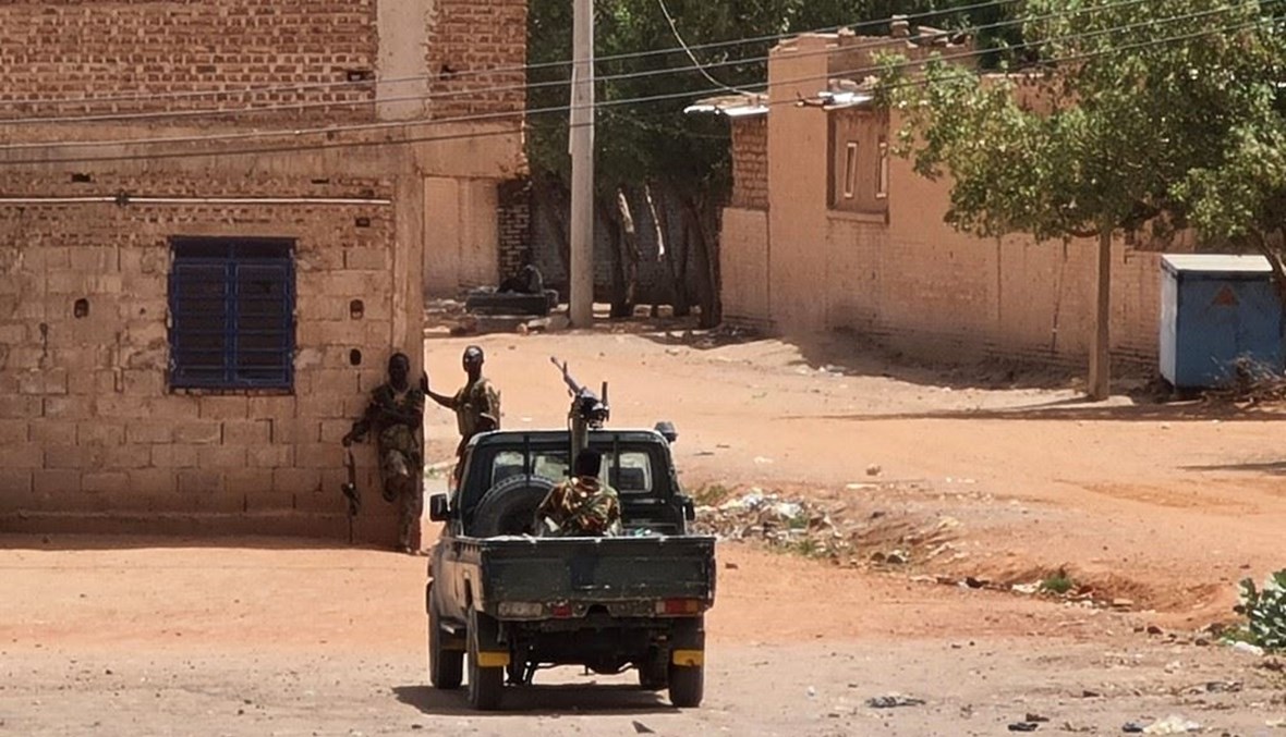 جنود من الجيش السوداني يستريحون بجوار مبنى في الخرطوم (25 أيار 2023، أ ف ب).