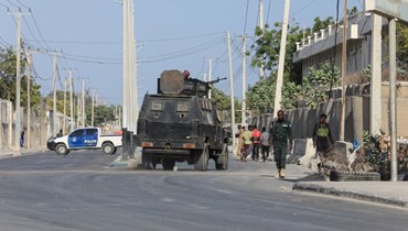دورية لقوات الأمن خارج مبنى تعرض للهجوم من قبل مسلحين مشتبه بهم من حركة الشباب في العاصمة الصومالية مقديشو (أ ف ب).