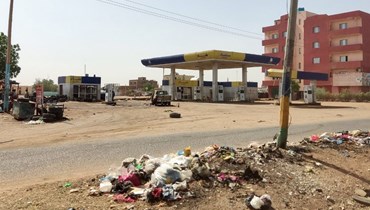 محطة وقود مغلقة في الخرطوم بعد أيام من وقف إطلاق النار (أ ف ب). 