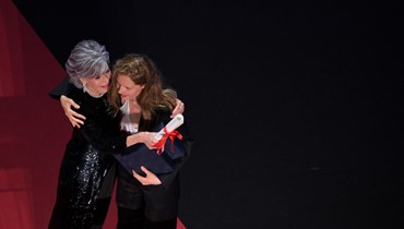 تحتفل المخرجة الفرنسية جوستين ترييه بفوزها بالسعفة الذهبية (أ ف ب). 