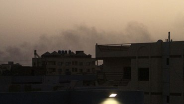 دخان يتصاعد خلف ابنية في جنوب الخرطوم وسط قتال مستمر (27 أيار 2023، ا ف ب).