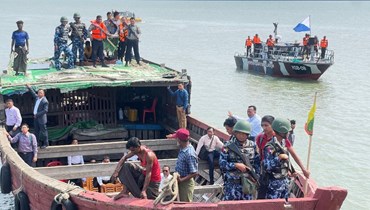 وفد ميانمار يصل على متن قارب في تكناف (25 أيار 2023، أ ف ب).