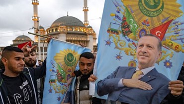  أنصار الرئيس التركي رجب طيب إردوغان بالقرب من مسجد تقسيم في ساحة تقسيم في اسطنبول (28 أيار 2023، أ ف ب).
