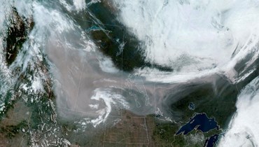 تظهر هذه الصورة التي تم الحصول عليها من الإدارة الوطنية للمحيطات والغلاف الجوي دخاناً من حرائق الغابات بكندا يتحرك شرقاً (أ ف ب).