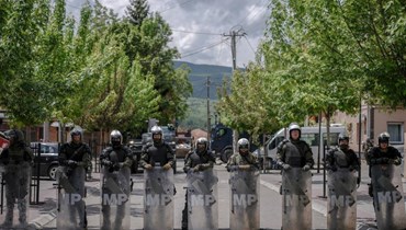 جنود من الناتو والشرطة العسكرية الدولية انتشروا قرب زفيكان  شمال كوسوفو (30 أيار 2023، أ ف ب).