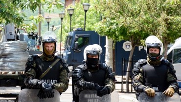 جنود "الناتو" أمام مبنى البلدية في كوسوفو (أ ف ب). 